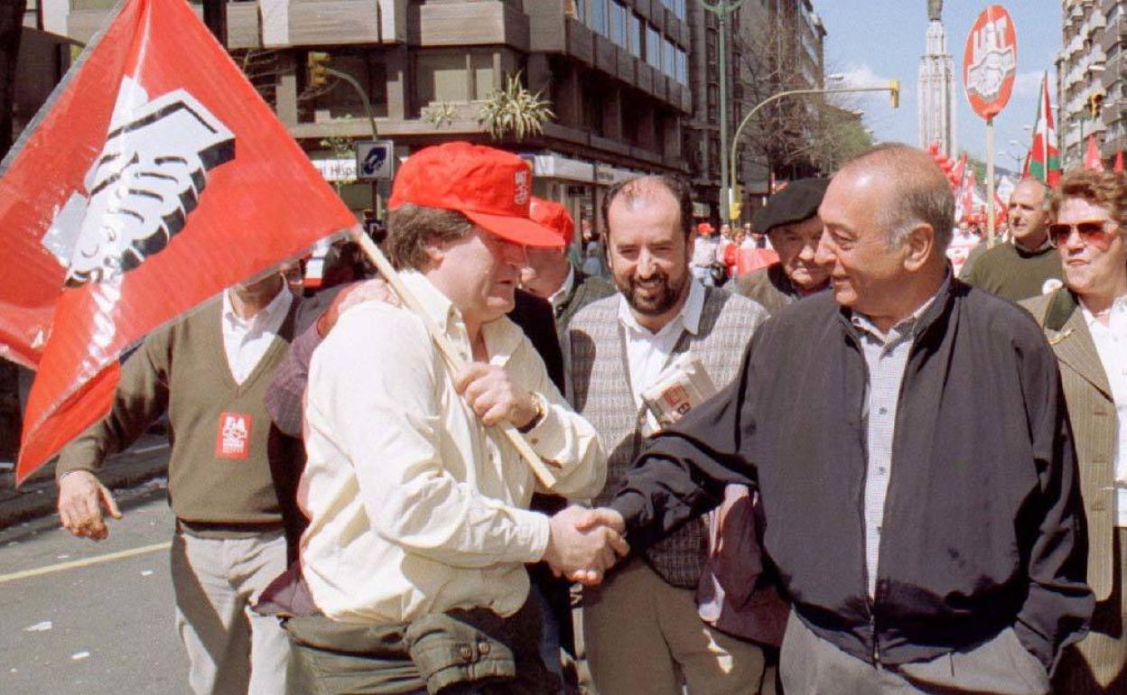 Un afiliado saluda a Nicolás Redondo, ex secretario general de UGT, en la manifestación del Primero de Mayo en Bilbao, en 1996.