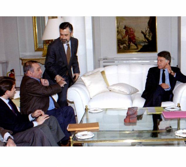 Madrid - 12/03/1993 - El Ministro de Trabajo José Antonio Griñán de pie saludando al Secretario General de UGT Nicolás Redondo en presencia del Presidente del Gobierno Felipe González y del Secretario General de CC.OO, en un salón del Palacio de la Moncloa.