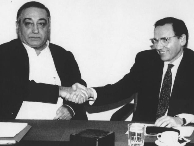 Madrid - 15/03/1993 - Nicolás Redondo, secretario general de la UGT, saluda a Alfonso Guerra, secretario general del PSOE.