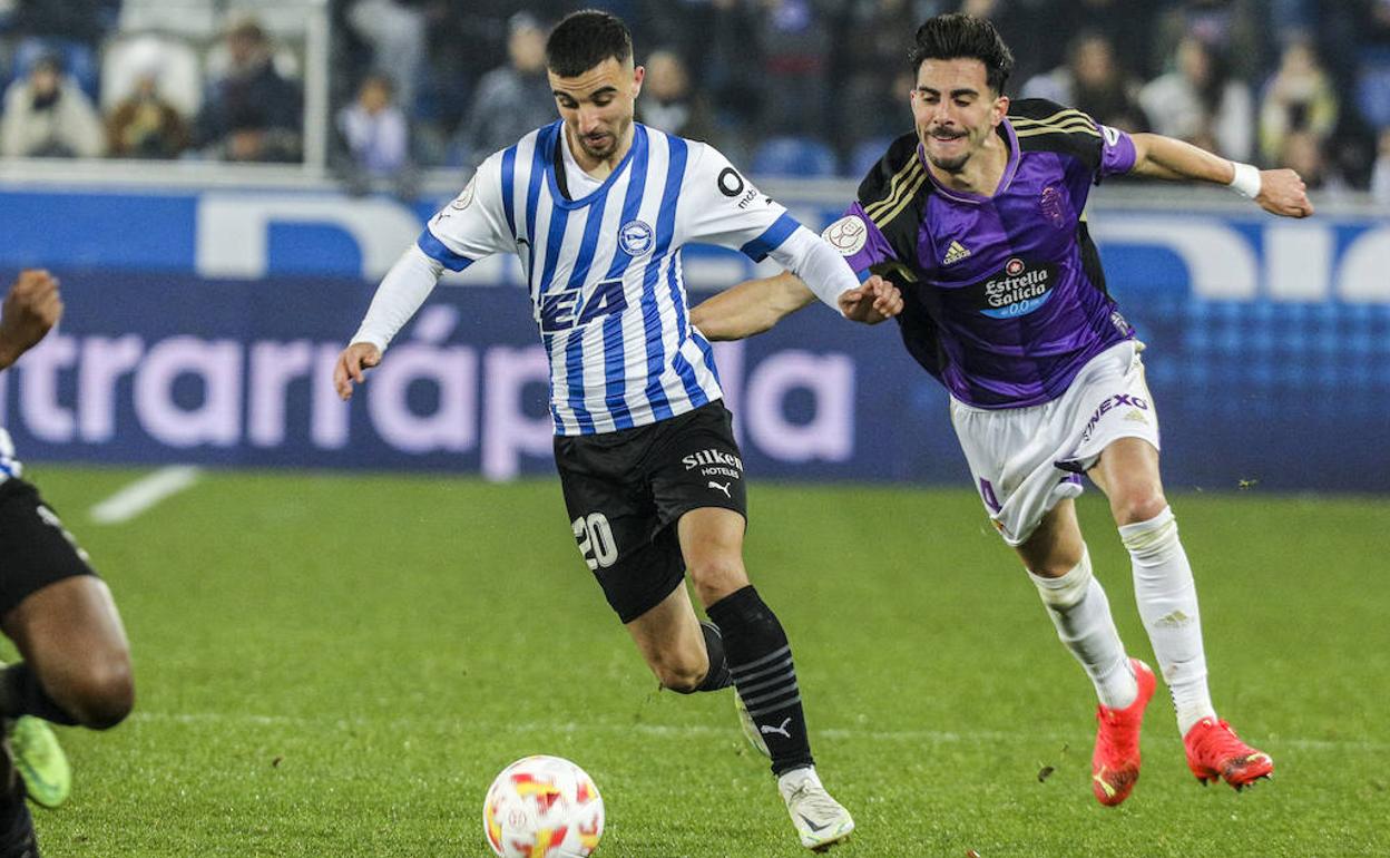 Róber intenta escaparse en carrera del visitante Luis Pérez mientras el zaguero lo agarra de la camiseta. 