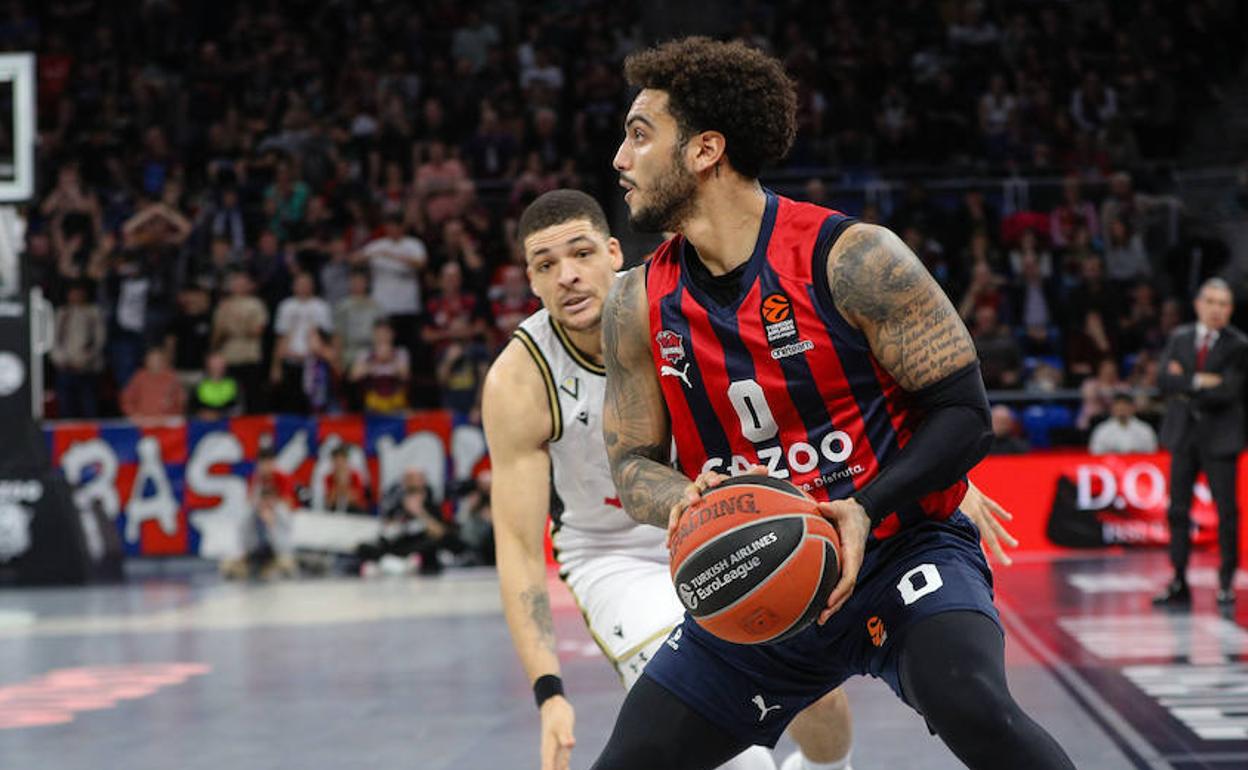 Howard se dispone a lanzar durante el partido contra la Virtus de Bolonia. 
