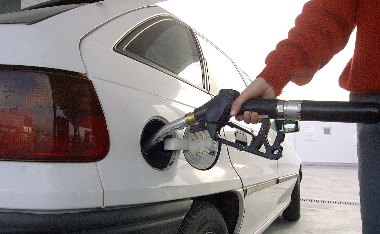 Un hombre reposta en una gasolinera.