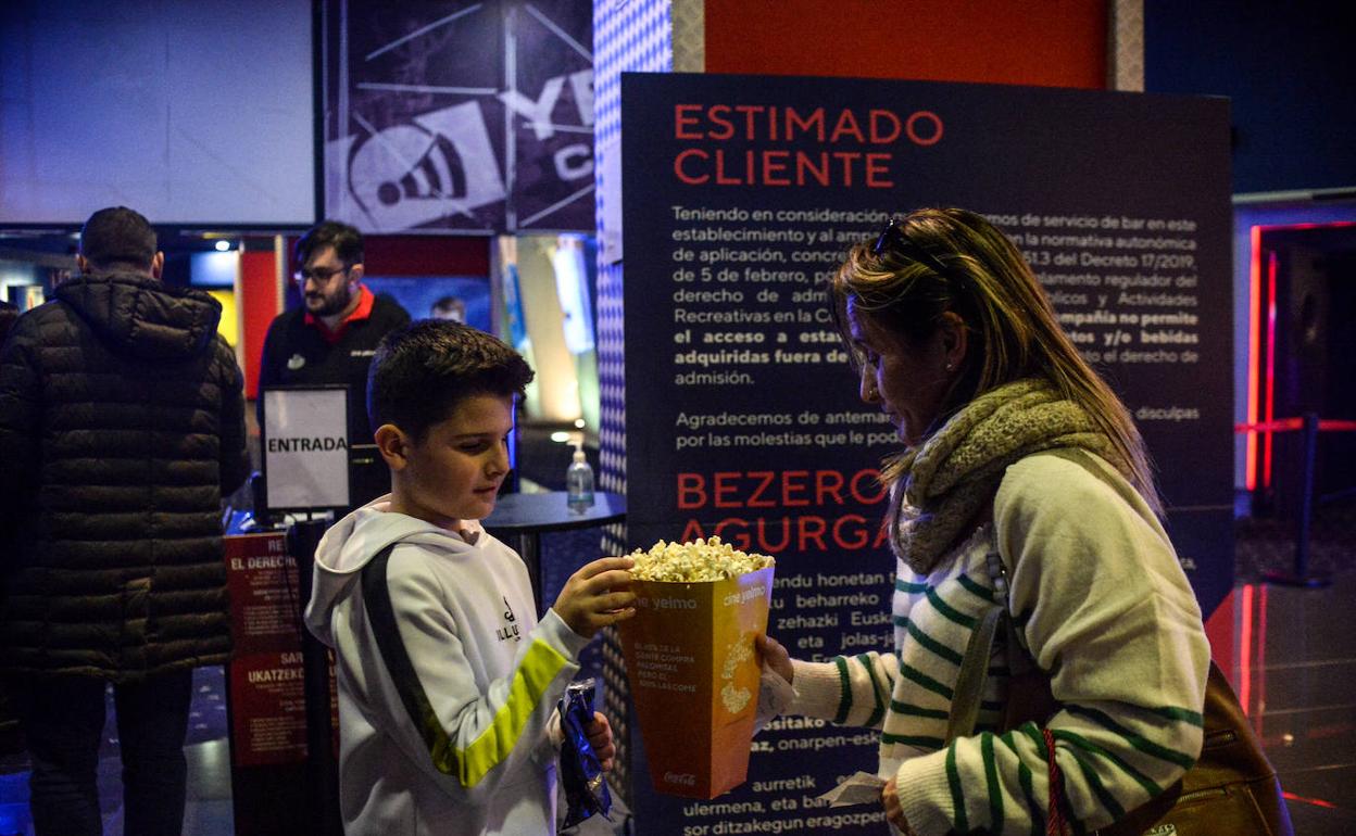 El resto de cines de Bizkaia no se plantea prohibir las palomitas y bebidas de fuera