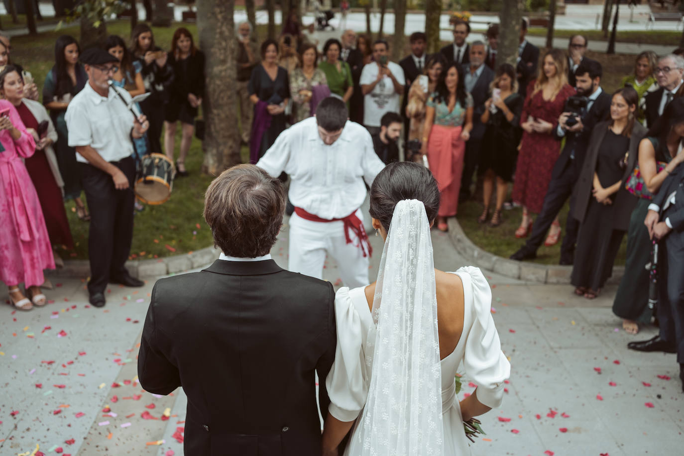 Fotos: Una boda en Getxo marcada por la elegancia y mucho rock and roll 
