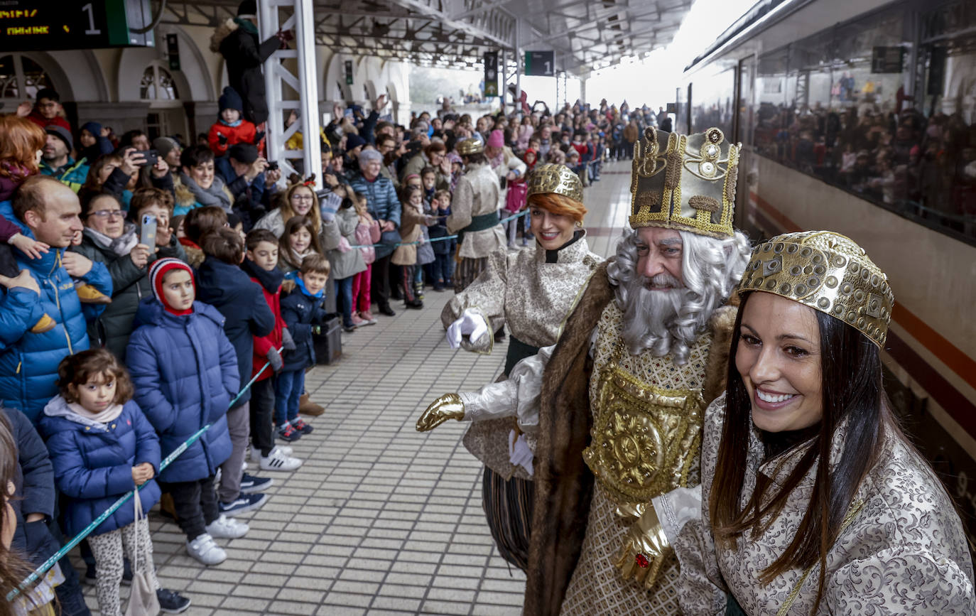 Fotos: Caluroso recibimiento en Vitoria a los Reyes Magos