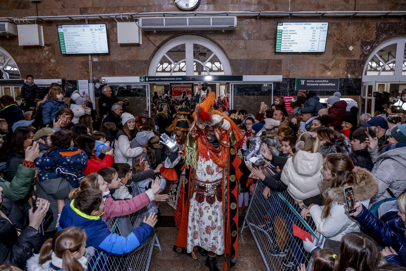 Fotos: Caluroso recibimiento en Vitoria a los Reyes Magos