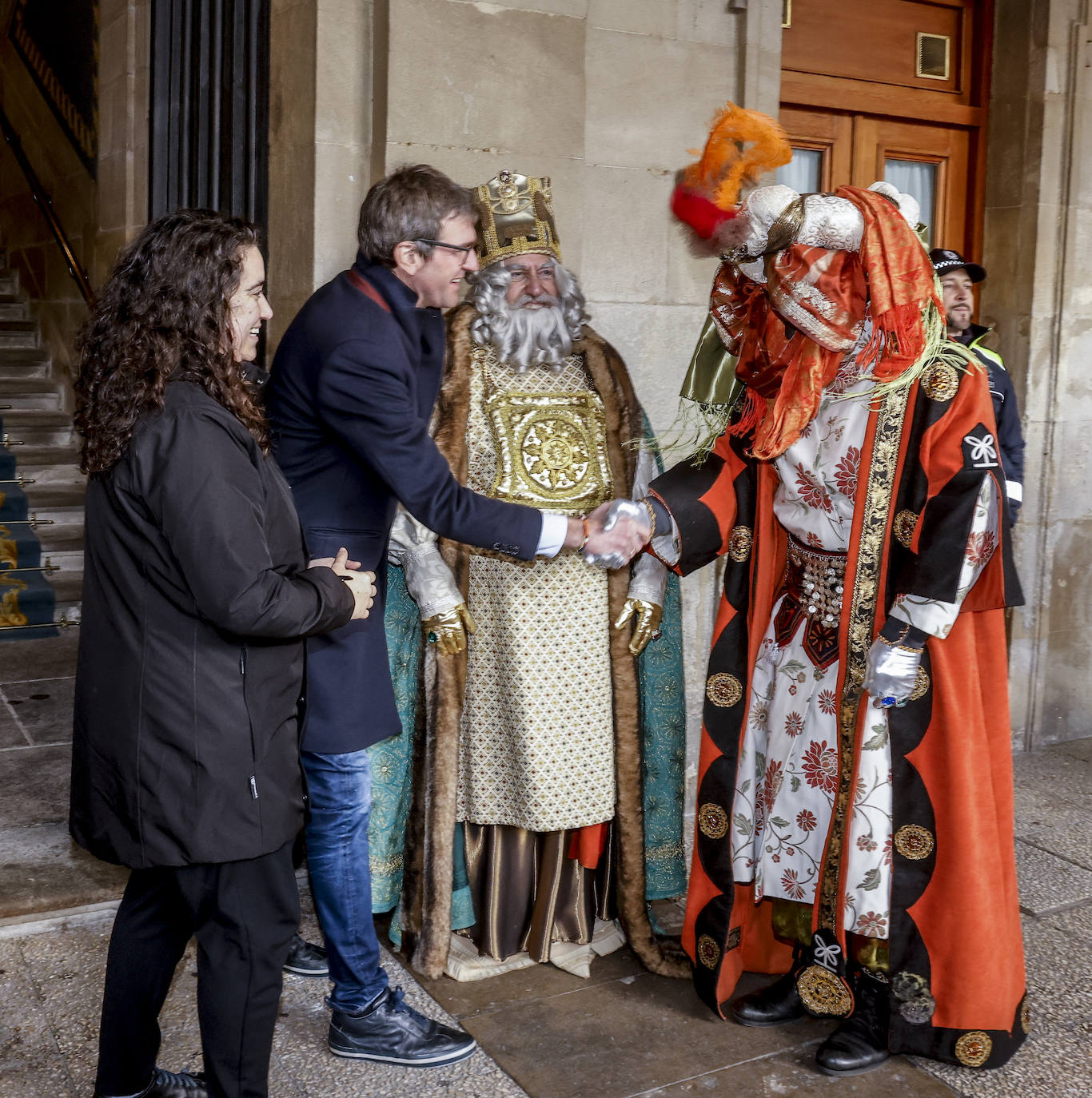 Fotos: Caluroso recibimiento en Vitoria a los Reyes Magos