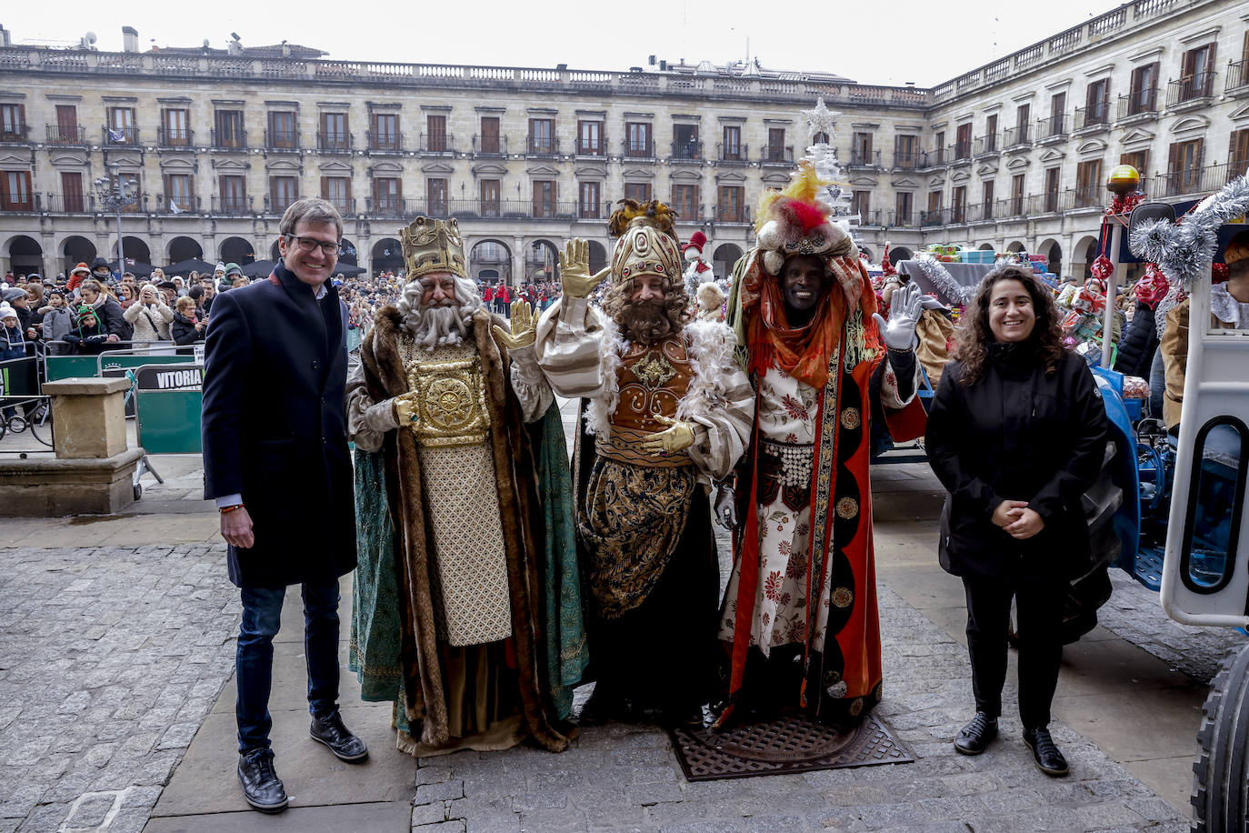 Fotos: Caluroso recibimiento en Vitoria a los Reyes Magos
