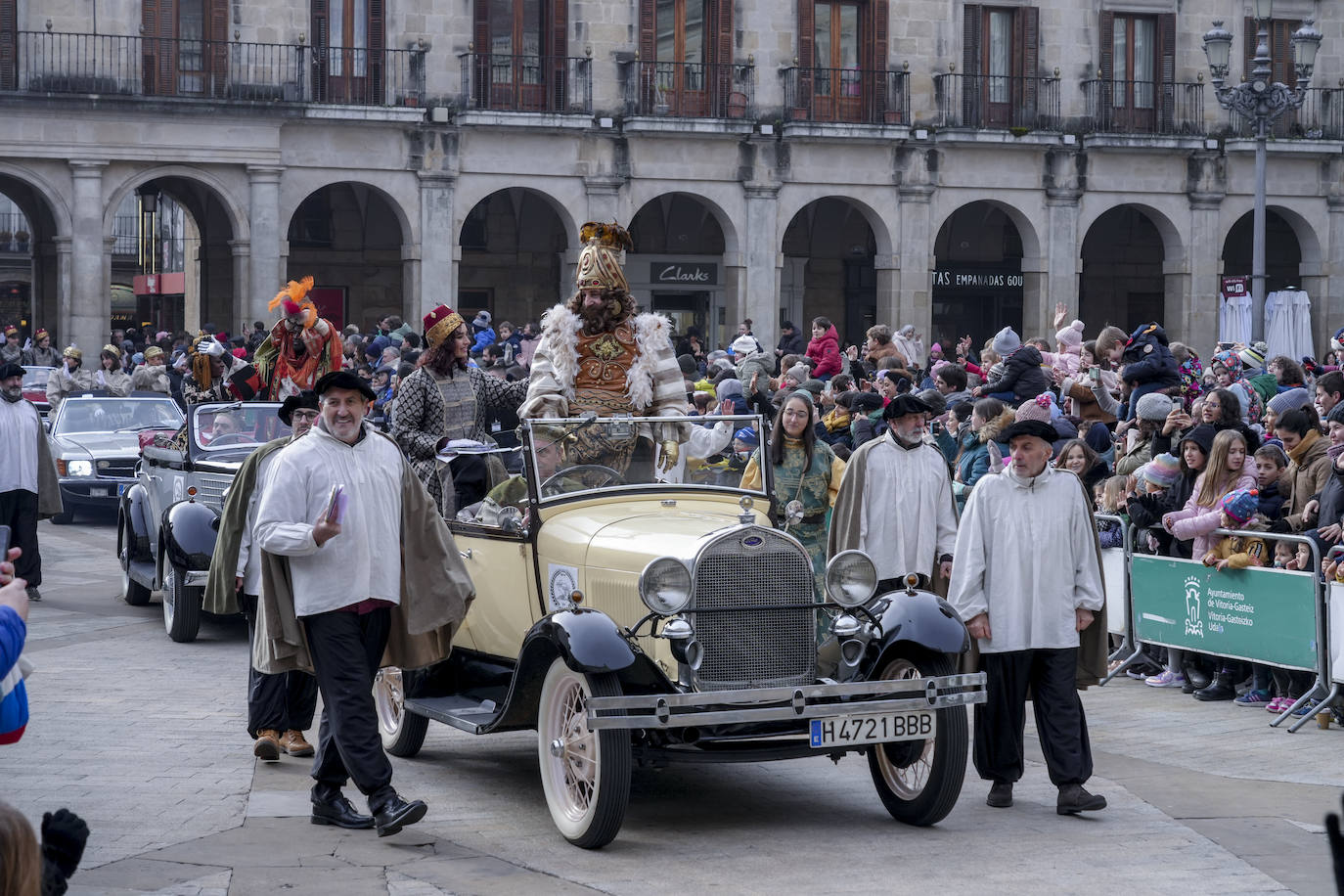 Fotos: Caluroso recibimiento en Vitoria a los Reyes Magos