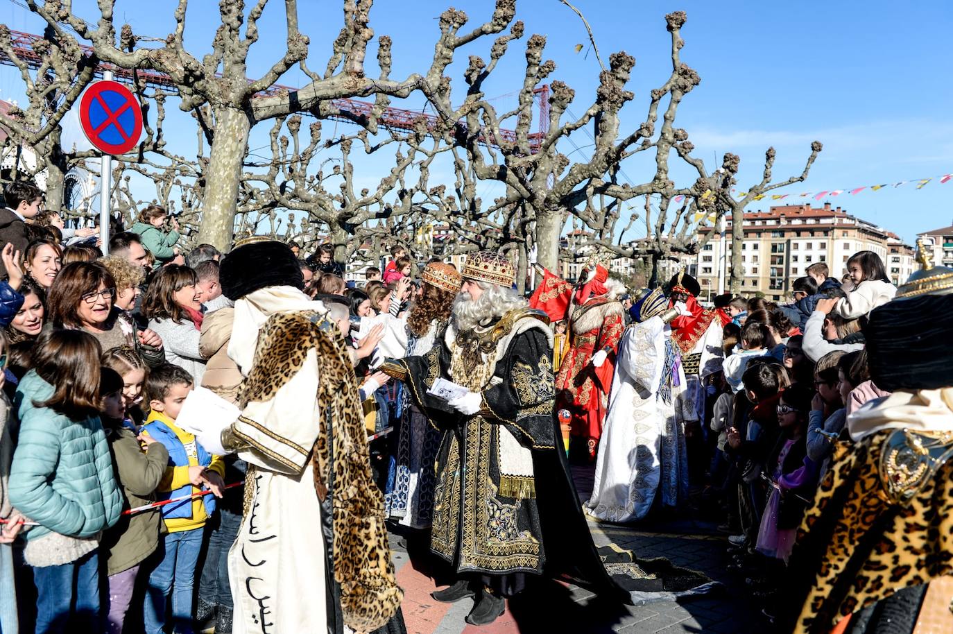 Los Reyes Magos saludan a los niños de Portugalete.