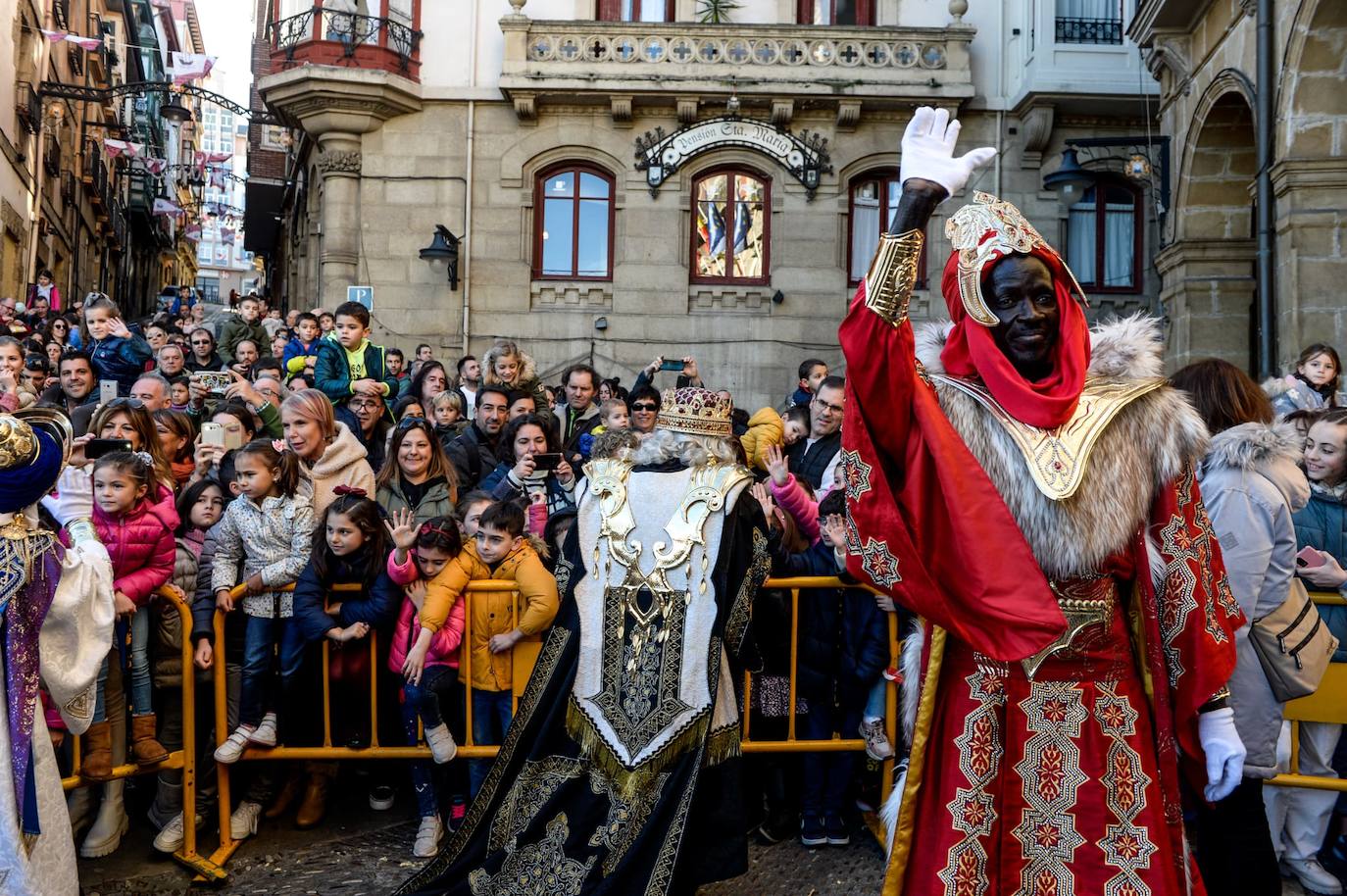 Baltasar saluda a los más pequeños