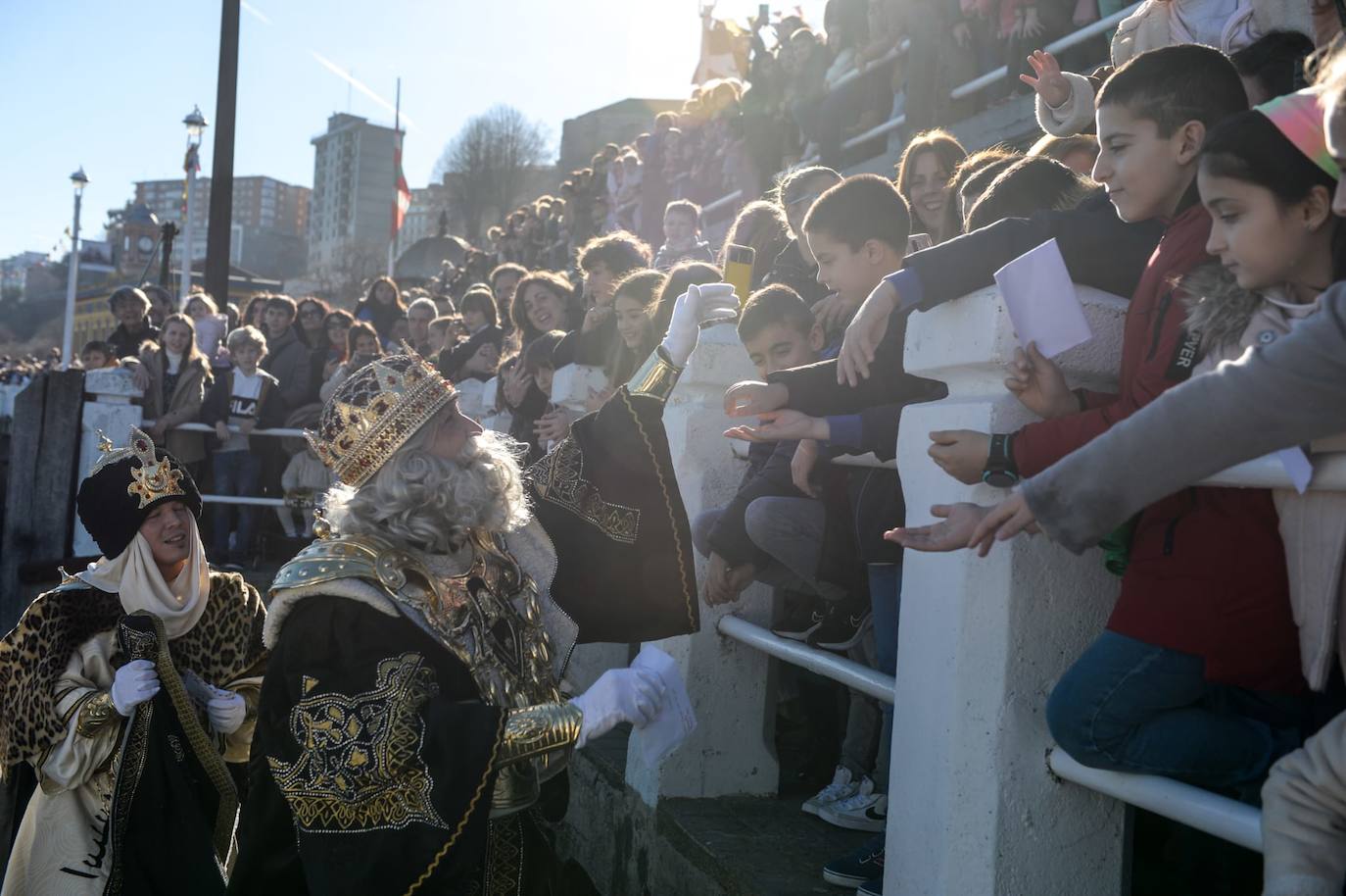 Melchor saluda a los niños desde el embarcadero.