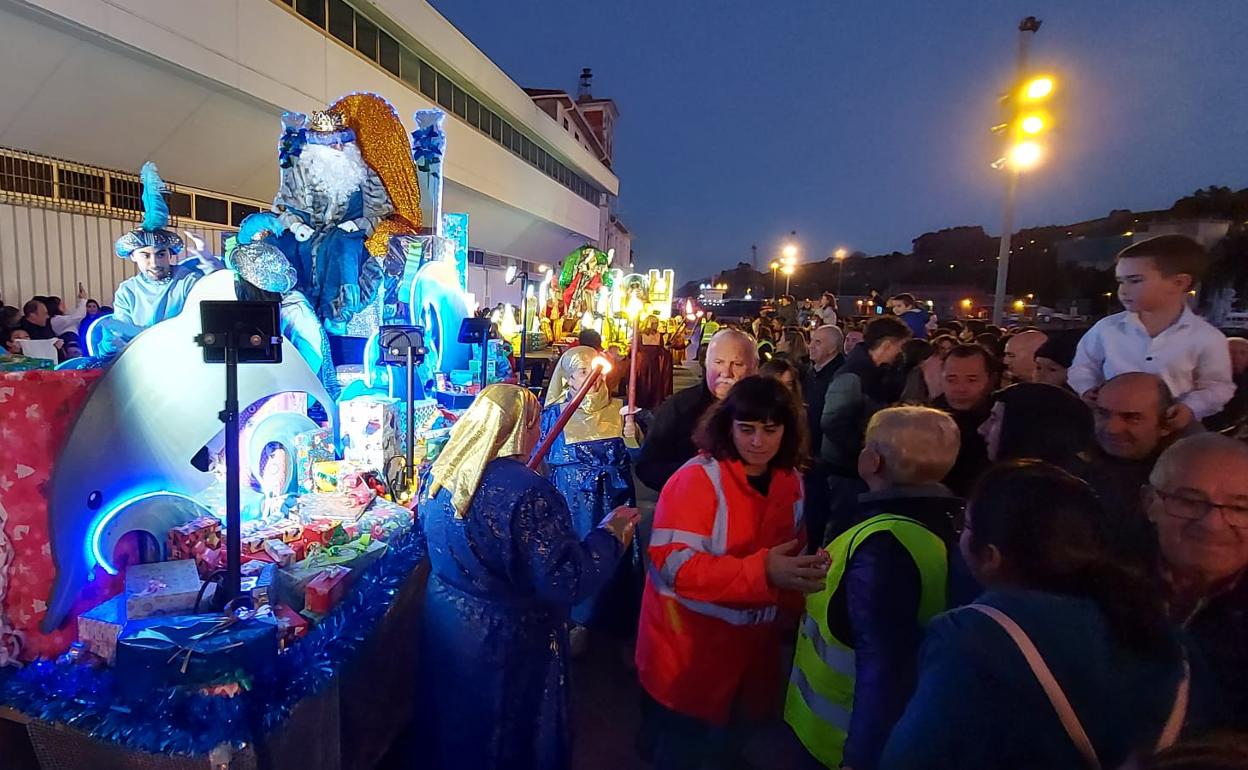 Los Reyes Magos de Oriente desembarcaron en el puerto de Bermeo antes de emprender su recorrido por la villa marinera. 