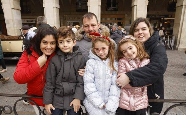 Cristina García de Santiago, Emilio Muñoz y Airis García de Santiago junto a Adri Muñoz, Izaro Francisco y Naroa Muñoz. 