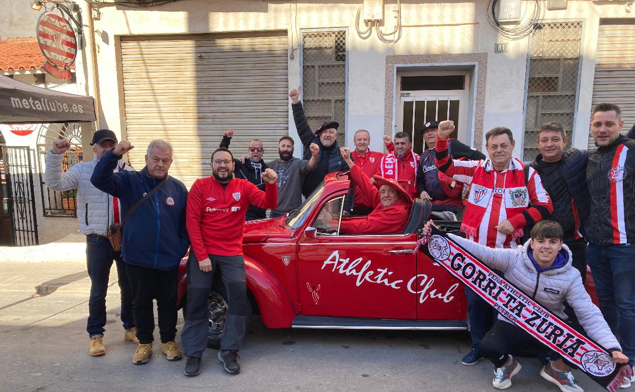 Hinchas del Athletic ante la sede de la peña de Petrer-Elda.