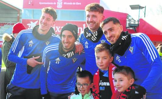 Michelis, Roberto López, Barbu y Salinas, junto a los 'peques' rojillos este miércoles en Anduva.