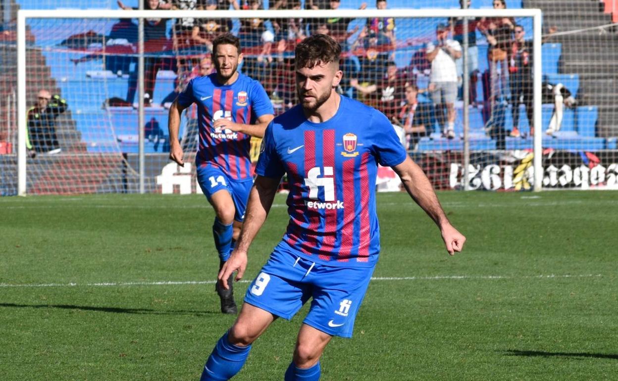 Soberón, máximo goleador, controla una pelota.