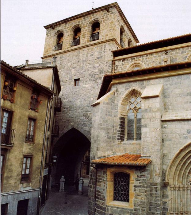 Arco bajo la torre de la iglesia parroquial.