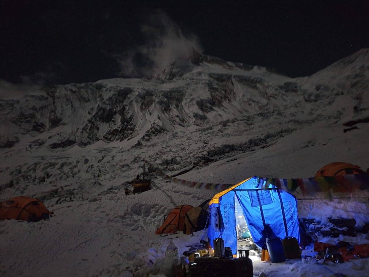 Imagen del campo base por la noche.