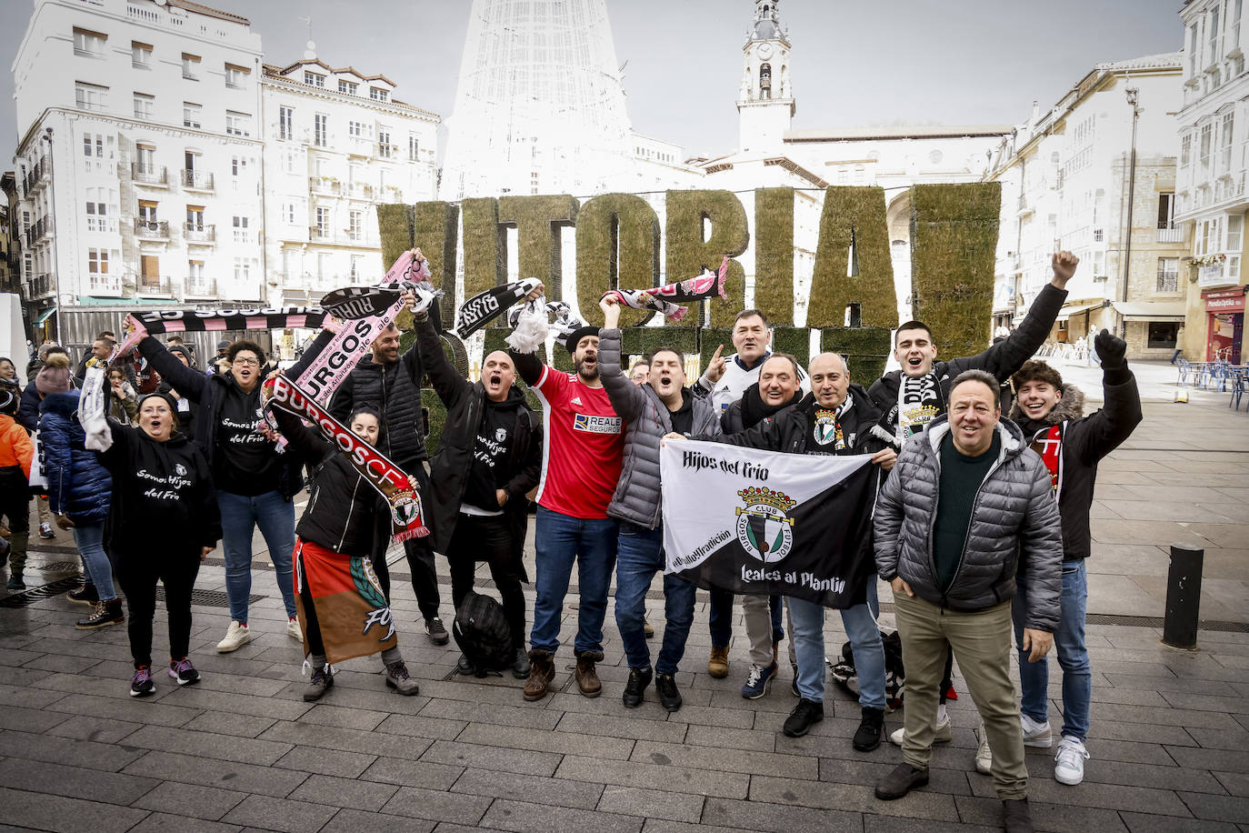 Fotos: Las aficiones del Alavés y el Burgos calientan motores en la previa del partido por las calles de Vitoria