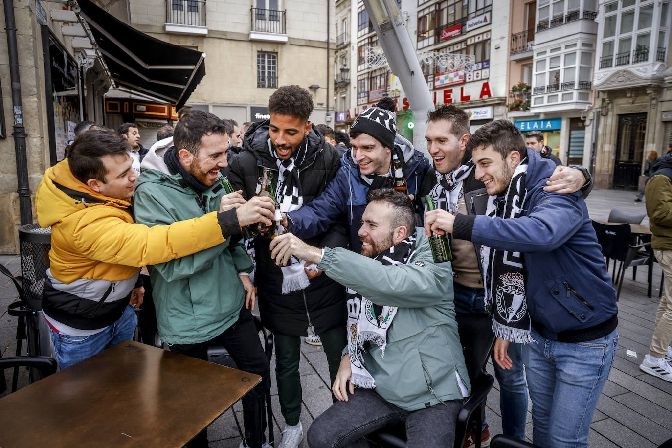 Fotos: Las aficiones del Alavés y el Burgos calientan motores en la previa del partido por las calles de Vitoria