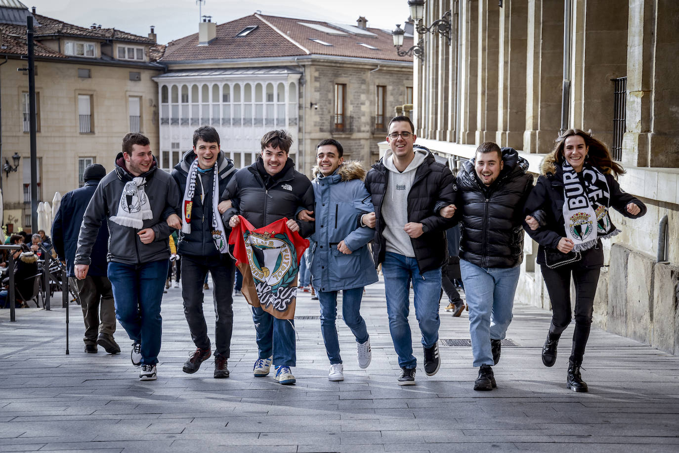Fotos: Las aficiones del Alavés y el Burgos calientan motores en la previa del partido por las calles de Vitoria