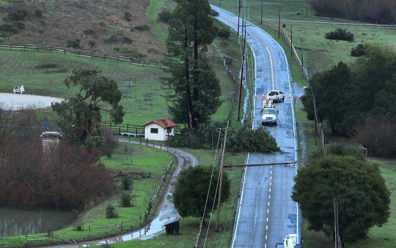 Las caídas de árboles y del tendido eléctrico sobre las carreteras han sido una constante durante estos días.