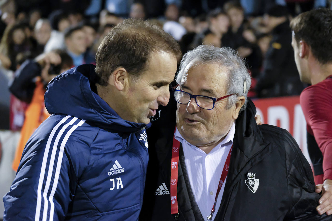 Arrasate celebra la victoria ante el Arnedo en la Copa del Rey junto a Luis Sabalza, presidente de Osasuna.