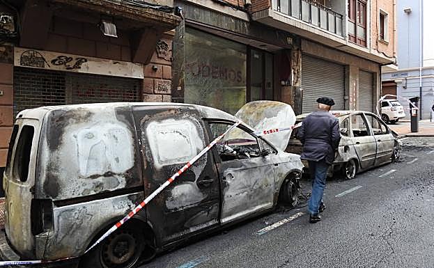 Tres coches calcinados por el incendio de unos contenedores en Barakaldo