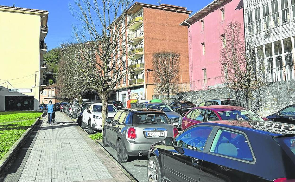 El barrio de Landaluze tiene una gran concentración de coches en la calle por la falta de garajes. 