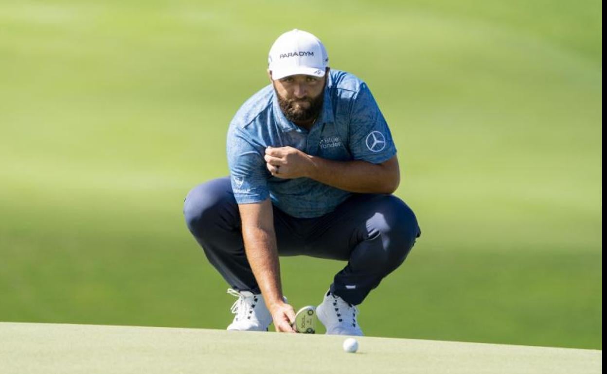 Rahm estudia el terreno antes de usar el putt en el noveno hoyo. 