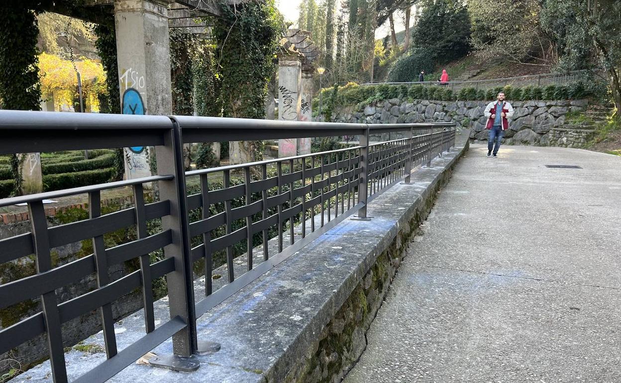 La barandilla mejora la seguridad de la entrada al parque de Llodio. 