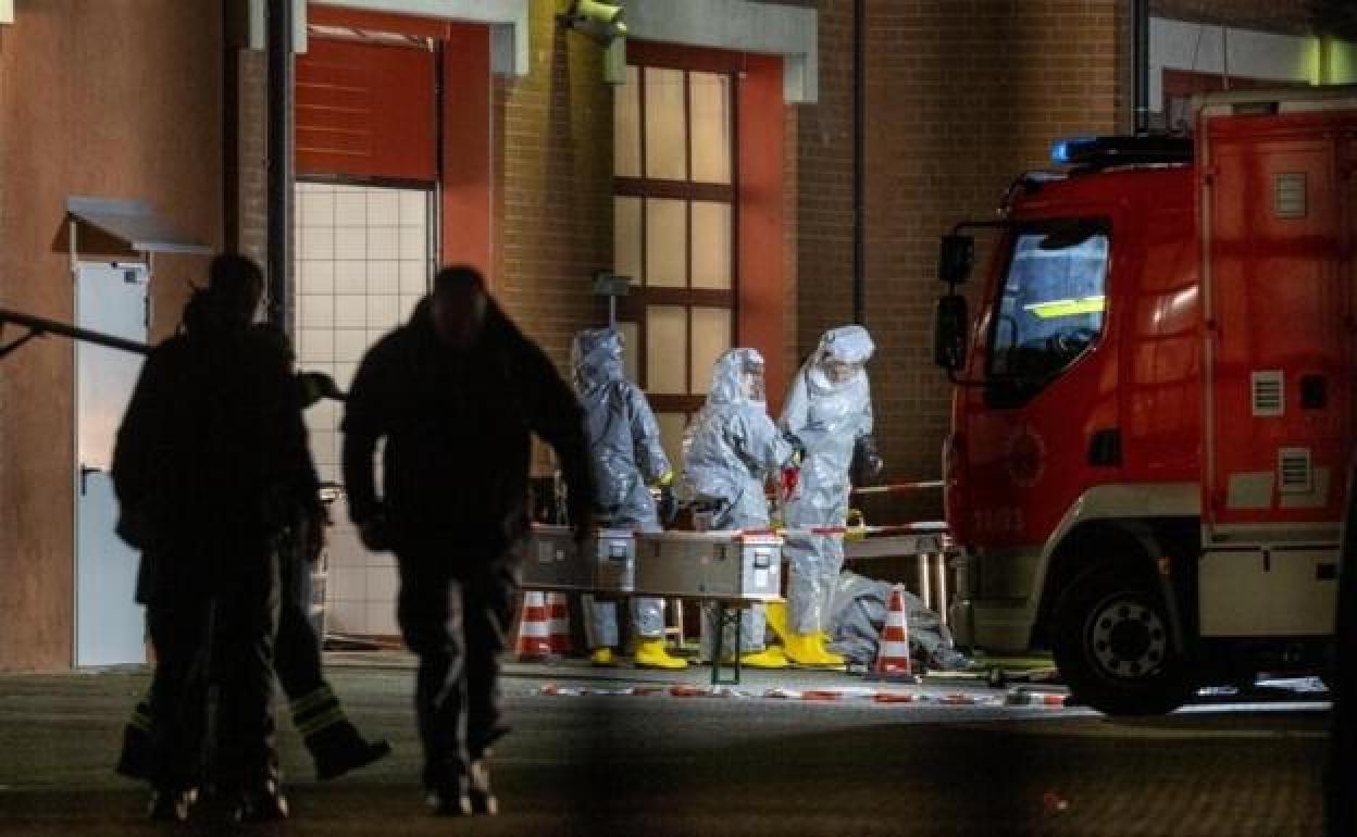 Agentes con trajes protectores examinan sustancias en las instalaciones del cuerpo de bomberos de Castrop-Rauxel, en el oeste de Alemania.