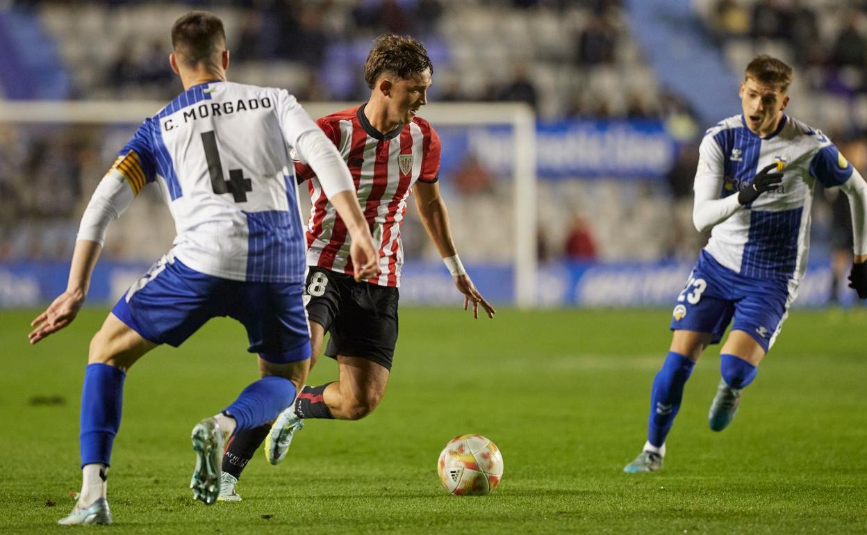 Jon Guruzeta intenta superar a dos jugadores del Sabadell el domingo en la Nova Creu Alta.