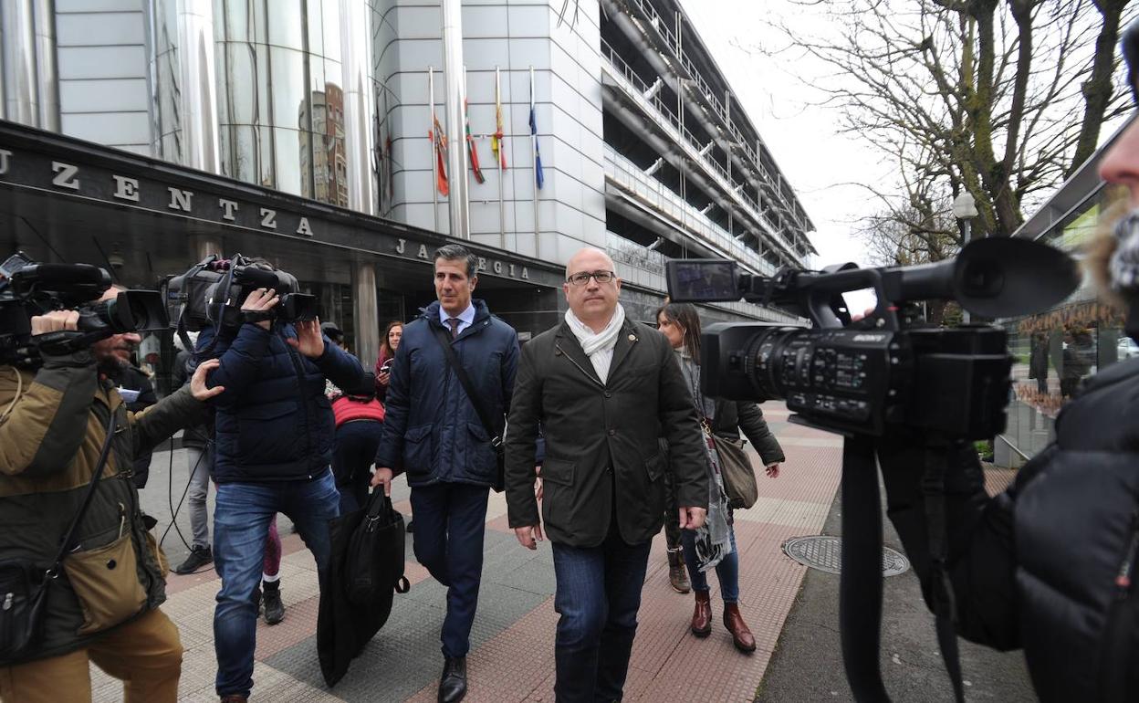 Alfredo de Miguel abandona el Palacio de Justicia de Vitoria en 2019. 