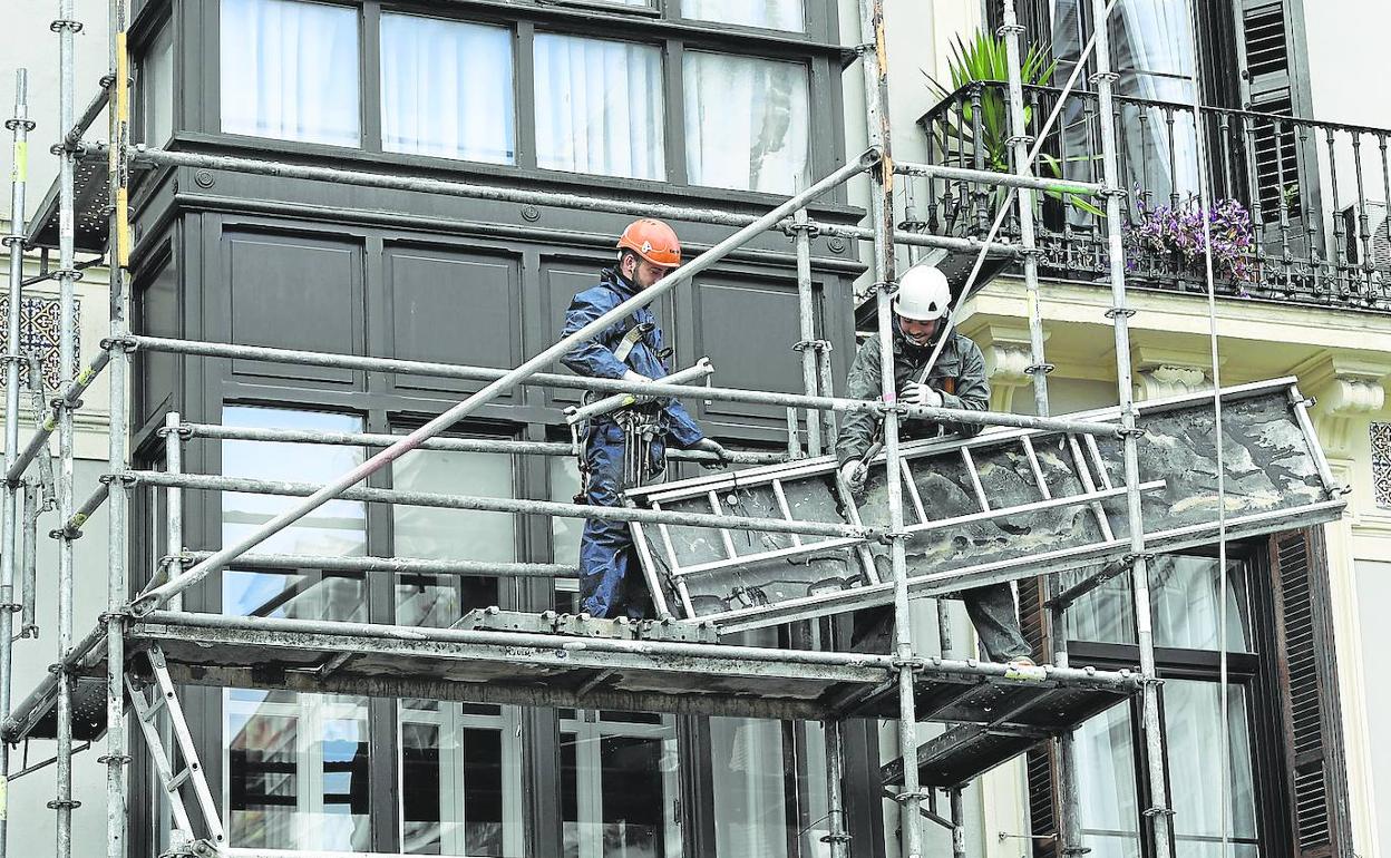 «Tendría que haber ya muchos más andamios en las calles», señalan desde las empresas de rehabilitación. 