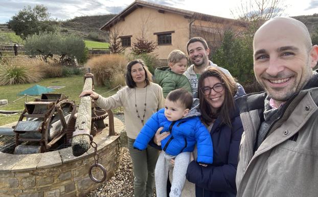 Tres generaciones de la familia impulsora del Ecomuseo Valdorba (al fondo) junto a unos amigos (delante)..