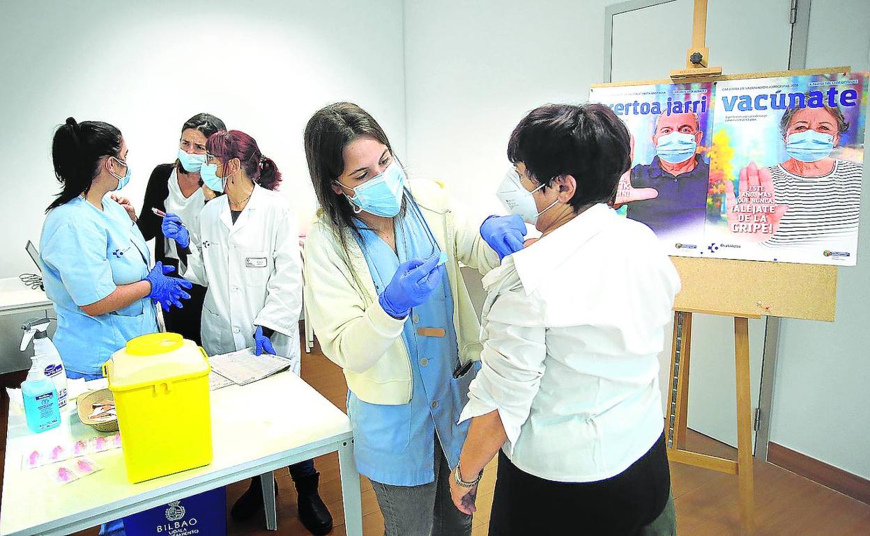 Las autoridades sanitarias animan a la población a vacunarse con la cuarta dosis para reforzar su protección ante el virus. 