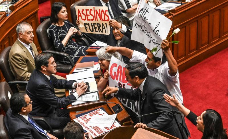 Un grupo de parlamentarios protesta contra el primer ministro, Alberto Otárola (sentado, primero a la izquierda), y otros cargos gubernamentales en la polémica sesión de confirmación.