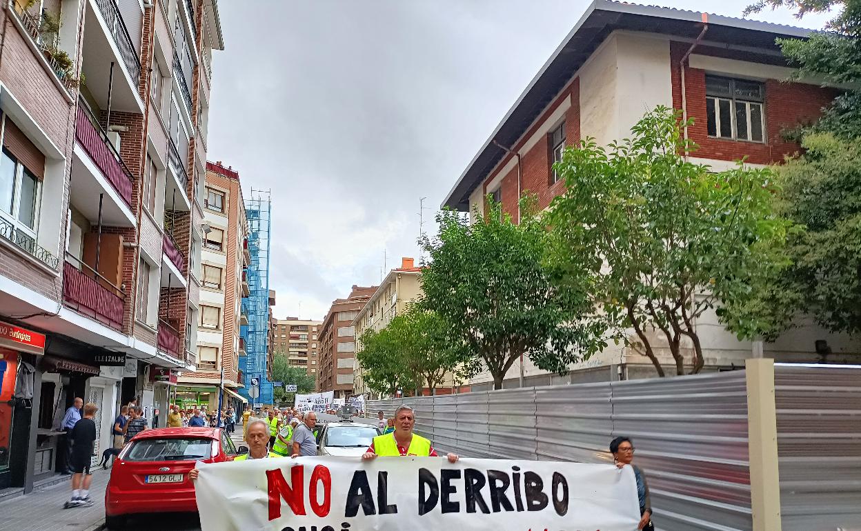 Una de las muchas movilizaciones contra el derribo de la Nagusien, a la derecha de la foto, realizadas en Romo. 