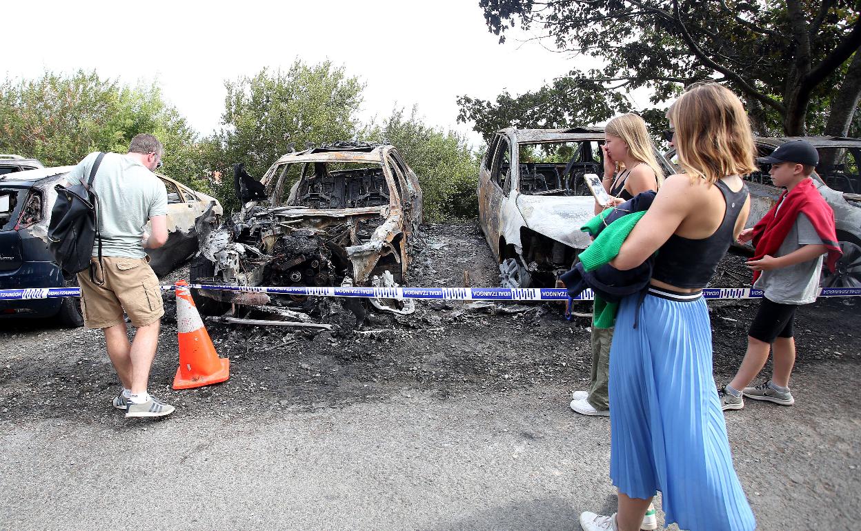 Quema de varios vehículos en el aparcamiento de Basamortu en Mundaka el pasado mes de agosto. 