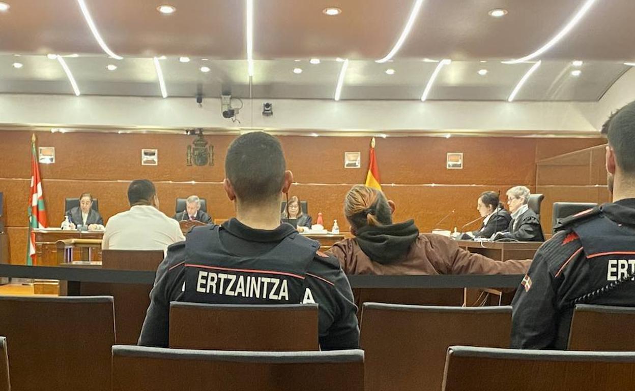 Los dos acusados, escoltados por efectivos de la Ertzaintza, durante el juicio celebrado en la Audiencia Provincial de Álava. 