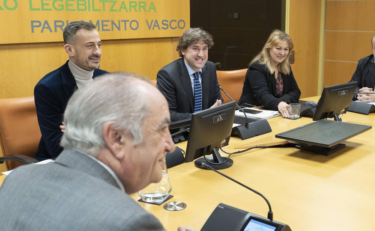 El secretario general del PSE-EE, Eneko Andueza, este jueves en el Parlamento vasco. 