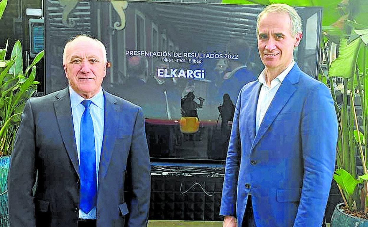 El presidente de Elkargi, Josu Sánchez, a la izquierda, junto al director general, Zenón Vázquez.