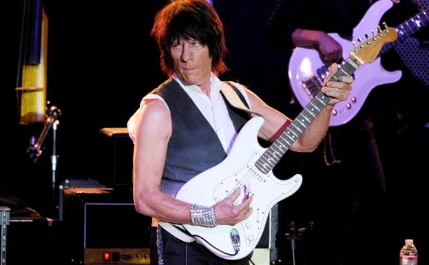 Imagen principal - En la imagen superior, Jeff Beck durante un concierto en Los Ángeles en octubre de 2013, debajo, el famoso guitarrista junto a Janie Hendrix, hermana del legendario Jimi Hendrix; por último, Beck en abril de 2018 antes de actuar en un concierto especial junto a otros artistas en Nueva York.