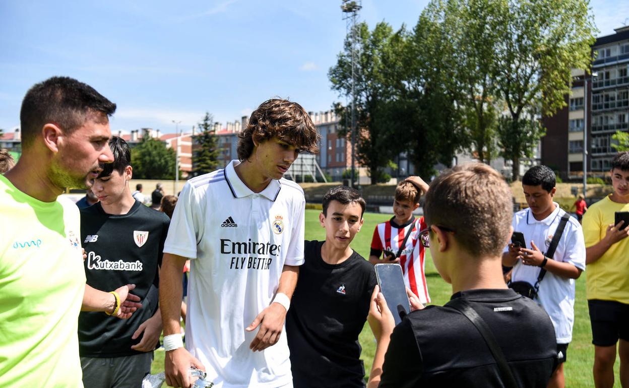 Julen Jon, rodeado de jóvenes aficionados en el Torneo Villa de Portugalete. 