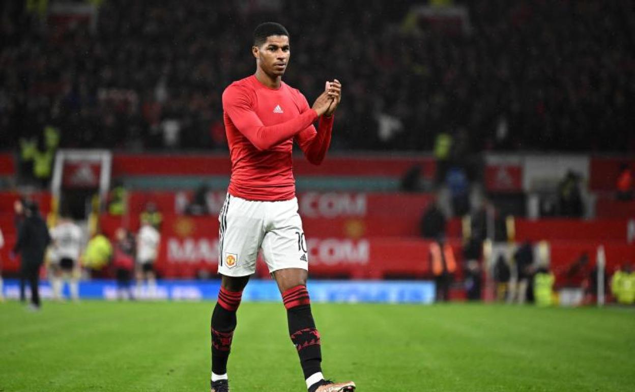 El delantero del Manchester United, Marcus Rashford, saludando a los aficionados a la finalización de un encuentro.