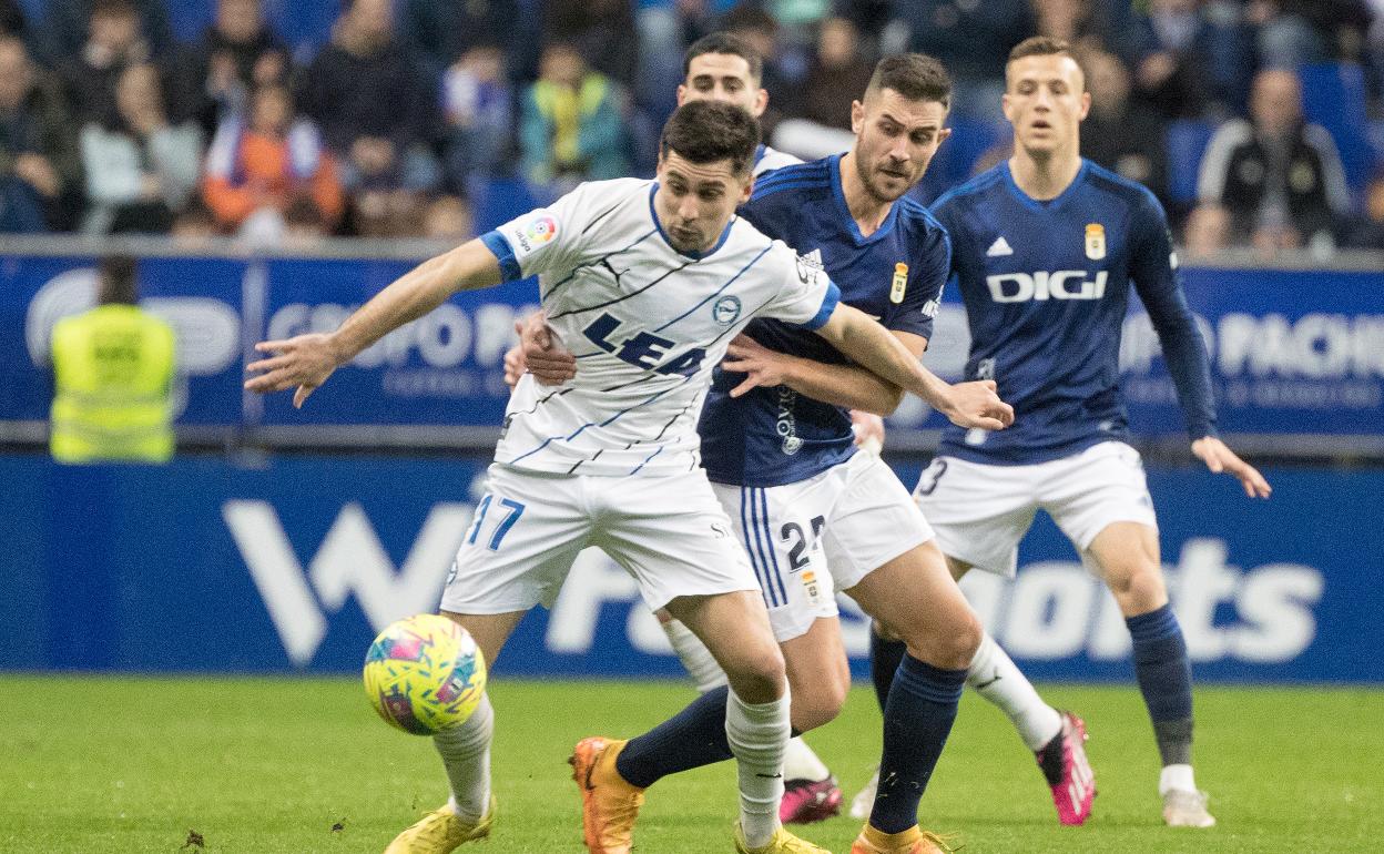 Alkain, discreto como el resto de compañeros en ataque, intenta hacerse con la pelota. 