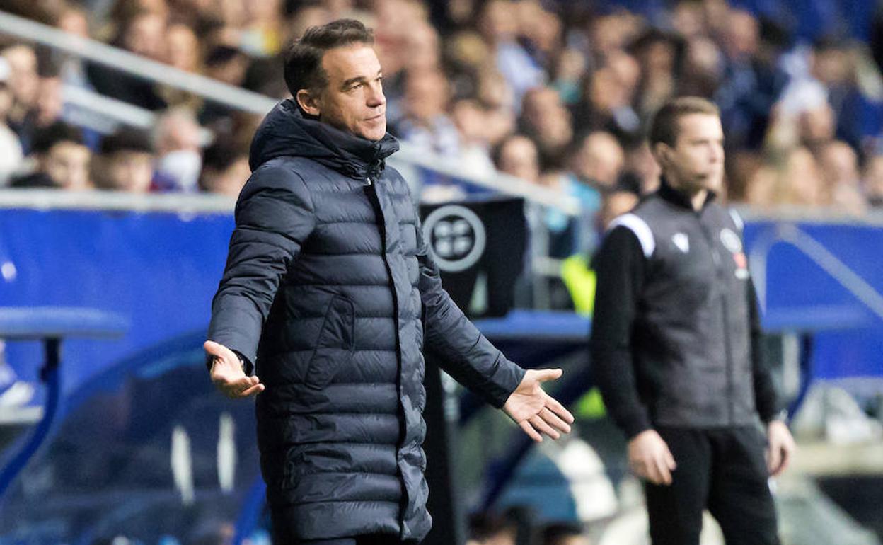 Luis García gesticula en el área técnica del Carlos Tartiere. 