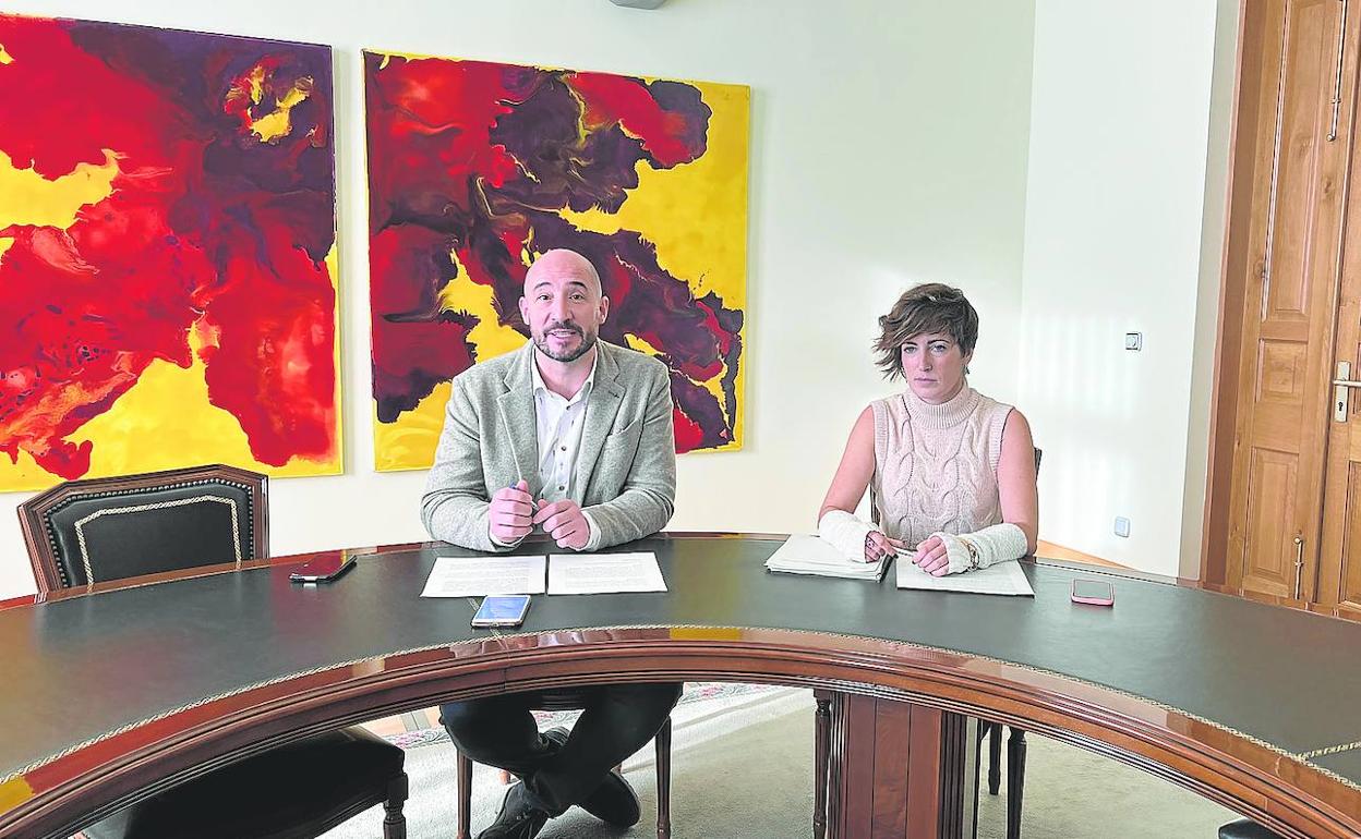 El alcalde, Jon Iraola, y la presidente del área de Hacienda, Ana Telleria, en la presentación del borrador de presupuesto de 2023.